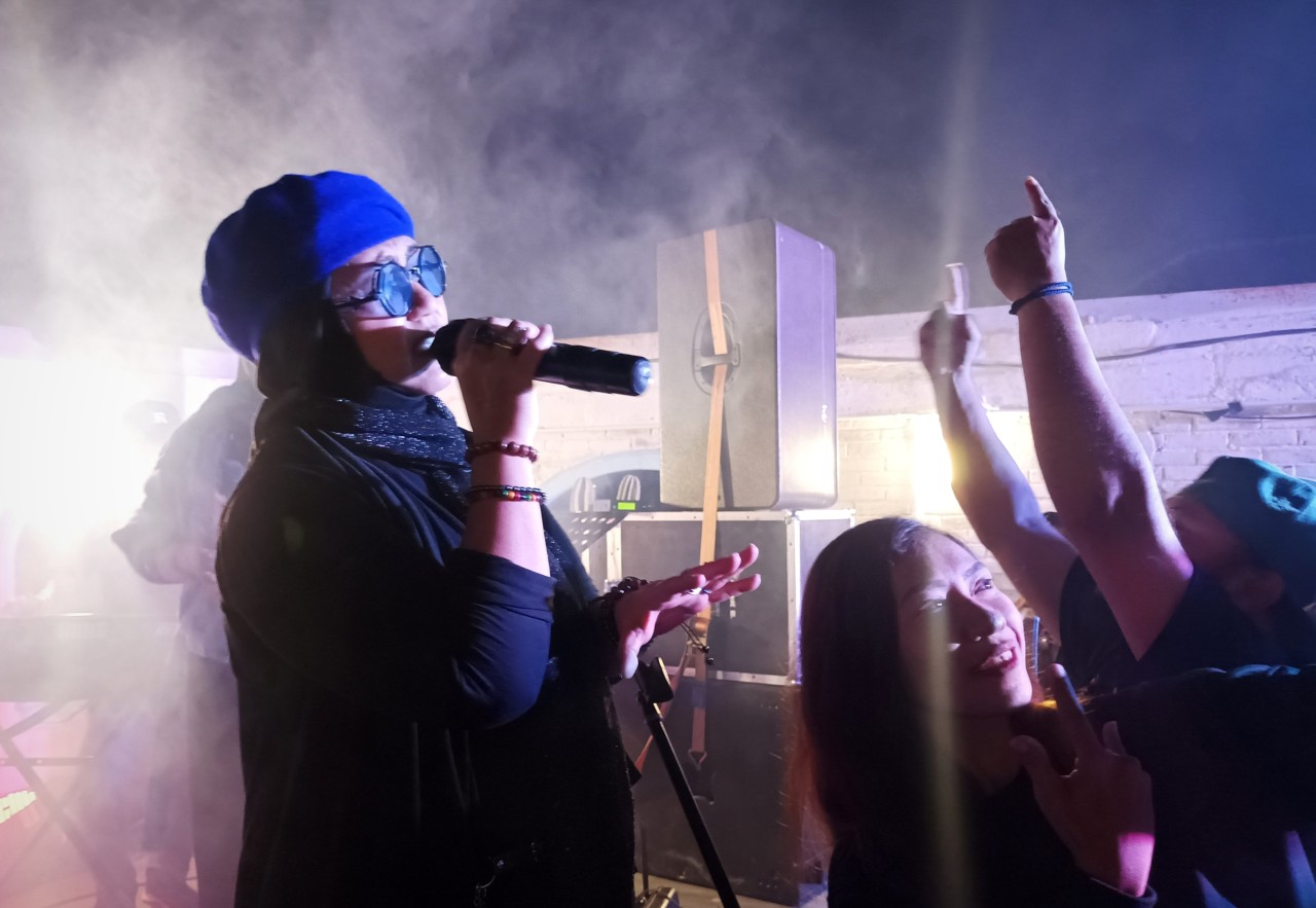 Mel Shandy saat manggung di acara reguler Rock in Gresik (RIG) di Giri Hills Cafe Gresik. (Foto: Sahlul Fahmi/jatimnow.com)