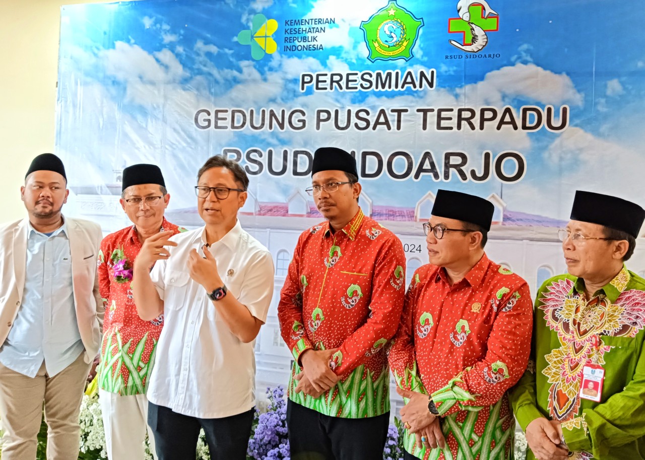 Menkes Budi Gunadi Sadikin saat meresmikan GPT RSUD Sidoarjo bersama Bupati Ahmad Muhdlor Ali dan Plt. Direktur RSSUD Sidoarjo Syamsi Rahmadi (Foto: Ahaddiini HM/jatimnow.com)