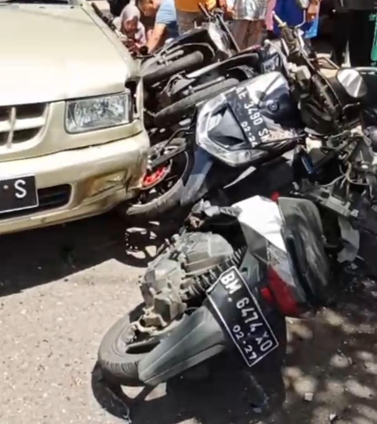 Mobil Panther tabrak belasan motor di Ponorogo (tangkapan layar video viral)