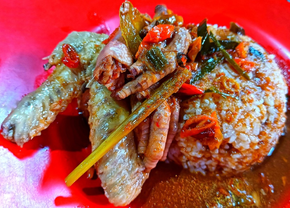 Menu andalan Kedai Special Ceker Lapindho Jalan Ponti Magersari, Sidoarjo. (Foto: Ahaddini HM/jatimnow.com)