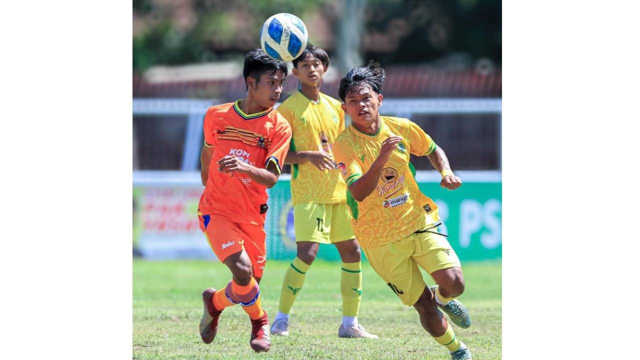 Pemain Perseta Tulungagung 1970 saat melawan Persekam Metro FC. (Foto: Instagram.com @ perseta1970)