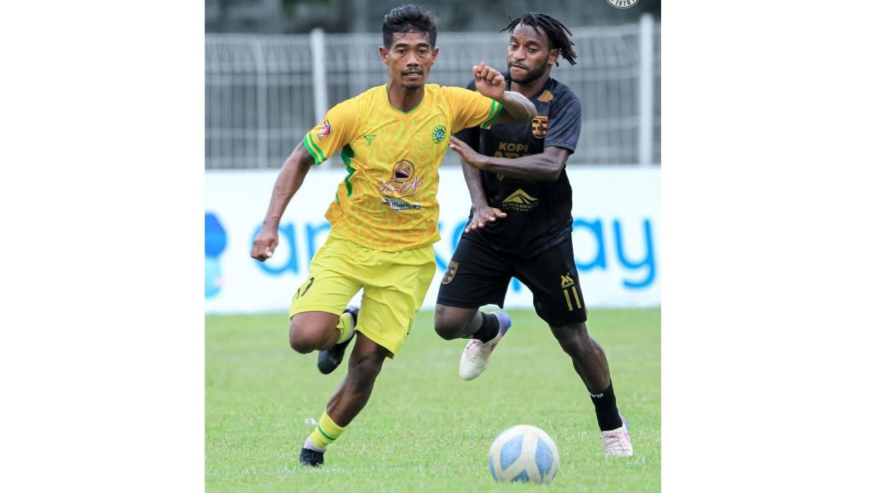 Pemain Perseta Tulungagung 1970 saat melawan Persewangu Banyuwangi di Stadion Canda Bhirawa, Kabupaten Kediri. (Foto: Instagram.com@perseta1970