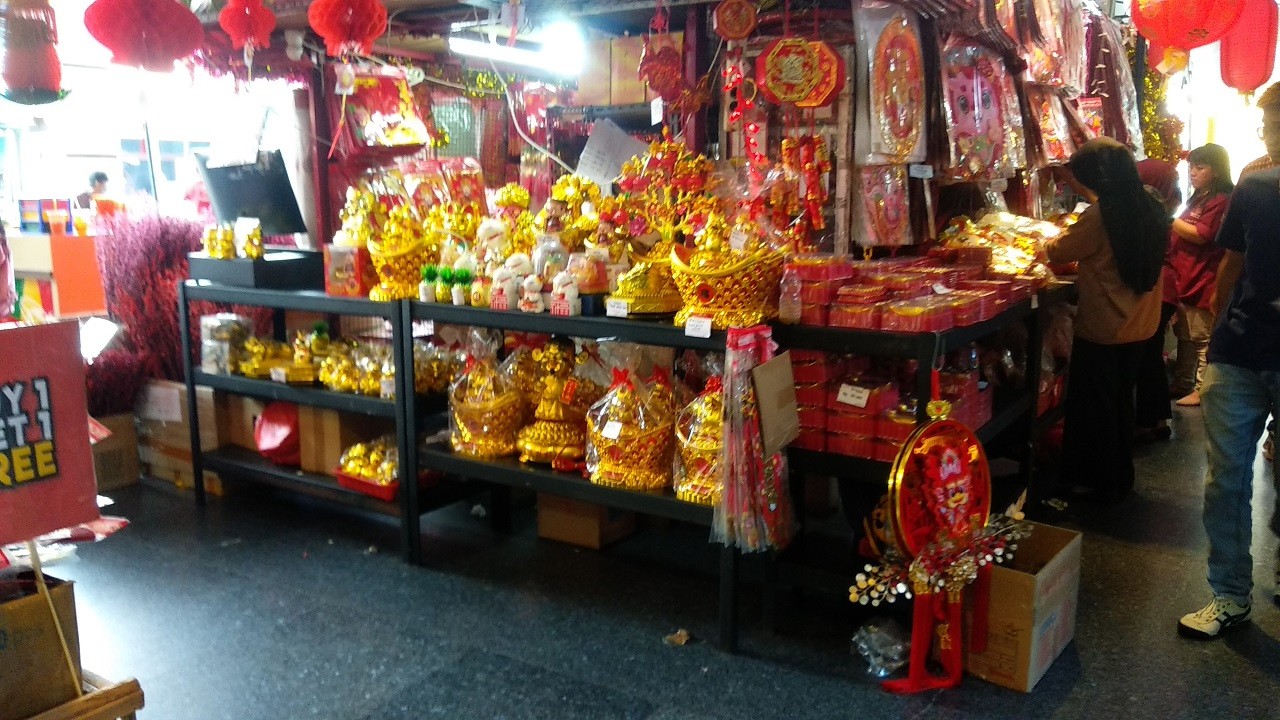 Penjual Ornamen Imlek di Surabaya Kebanjiran Pembeli, Berkah Tahun Naga Kayu?