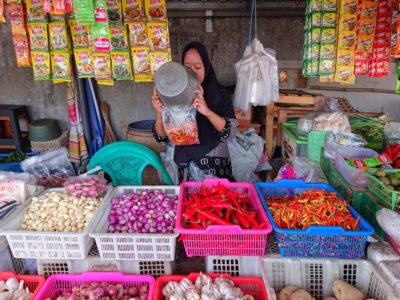 Pedagang cabai Pasar Larangan Sidoarjo. (Foto: Ahaddiini HM/jatimnow.com)