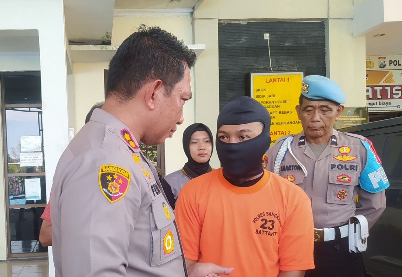 Pelaku pencabulan saat ditangkap polisi dan dibawa ke Mapolres Bangkalan. (Foto: Fathor Rahman/jatimnow.com)