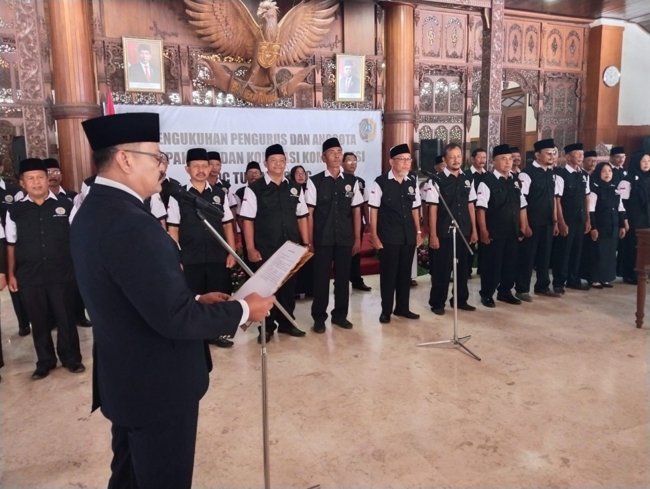 Pengurus DPC Kompakdesi Tulungagung saat dilantik di Pendopo Kongas Arum Kusumaning Bongso. Bramanta Pamungkas