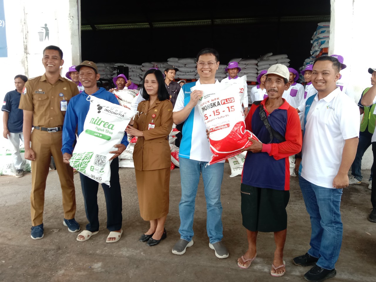 Direktur Keuangan dan Umum PT Pupuk Indonesia (Persero) Robby Setiabudi Madjid bersama Kepala Dinas Ketahanan Pangan dan Pertanian Helmy Elisabeth saat menyerahkan pupuk bersubsidi (Foto: Misbahul Munir/jatimnow.com)