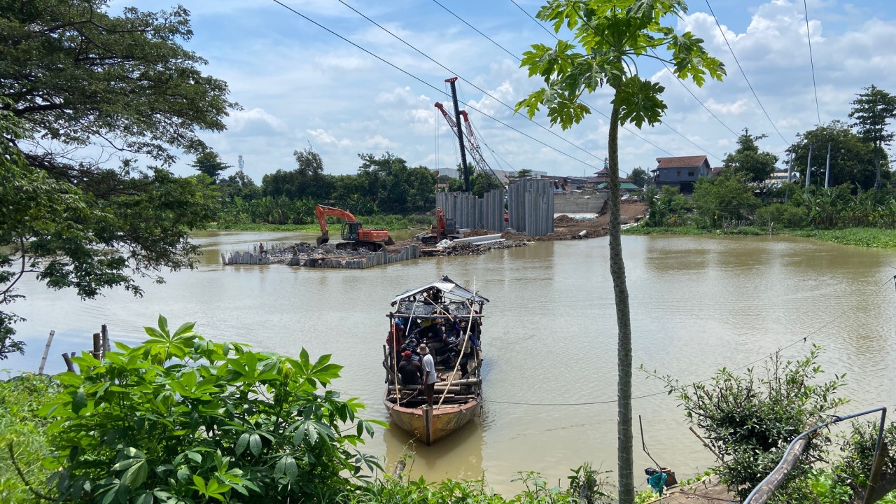 Pembangunan Jembatan Jongbiru. (Foto: Yanuar Dedy/jatimnow.com)