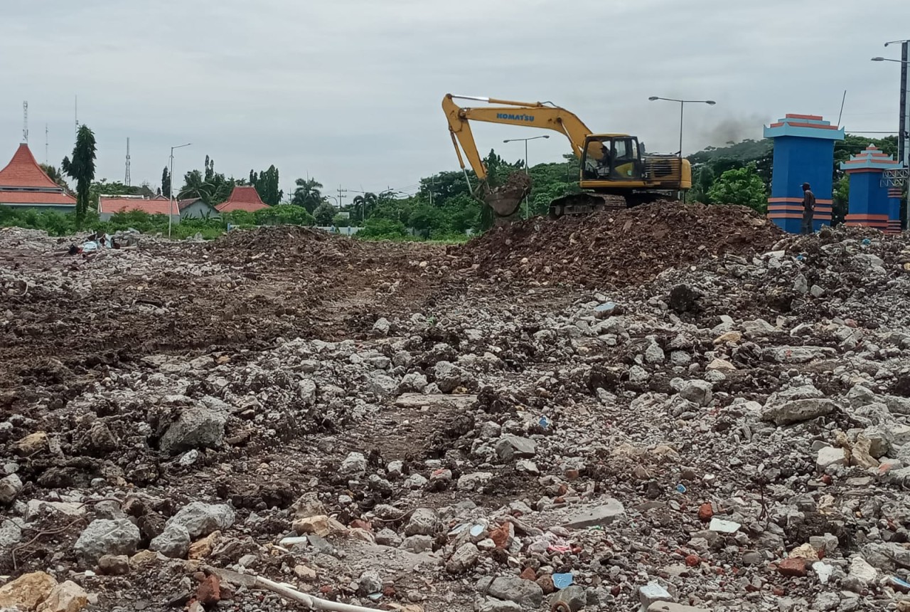 Pembersihan sisa kontruksi bangunan Stadiun Surajaya Lamongan. (Foto : Adyad Ammy Iffansah/jatimnow.com)