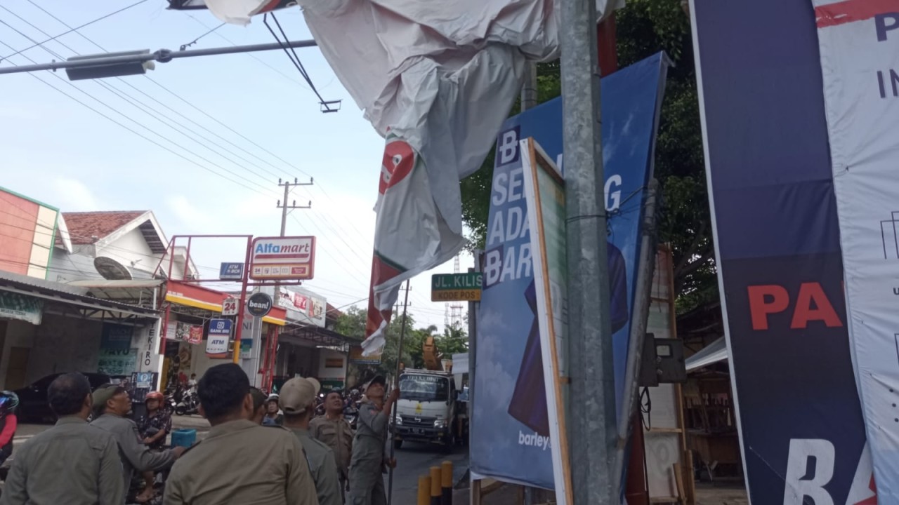 Penertiban APK Pemilu 2024 oleh Satpol PP Kota Kediri. (Foto : Satpol PP for jatimnow.com)