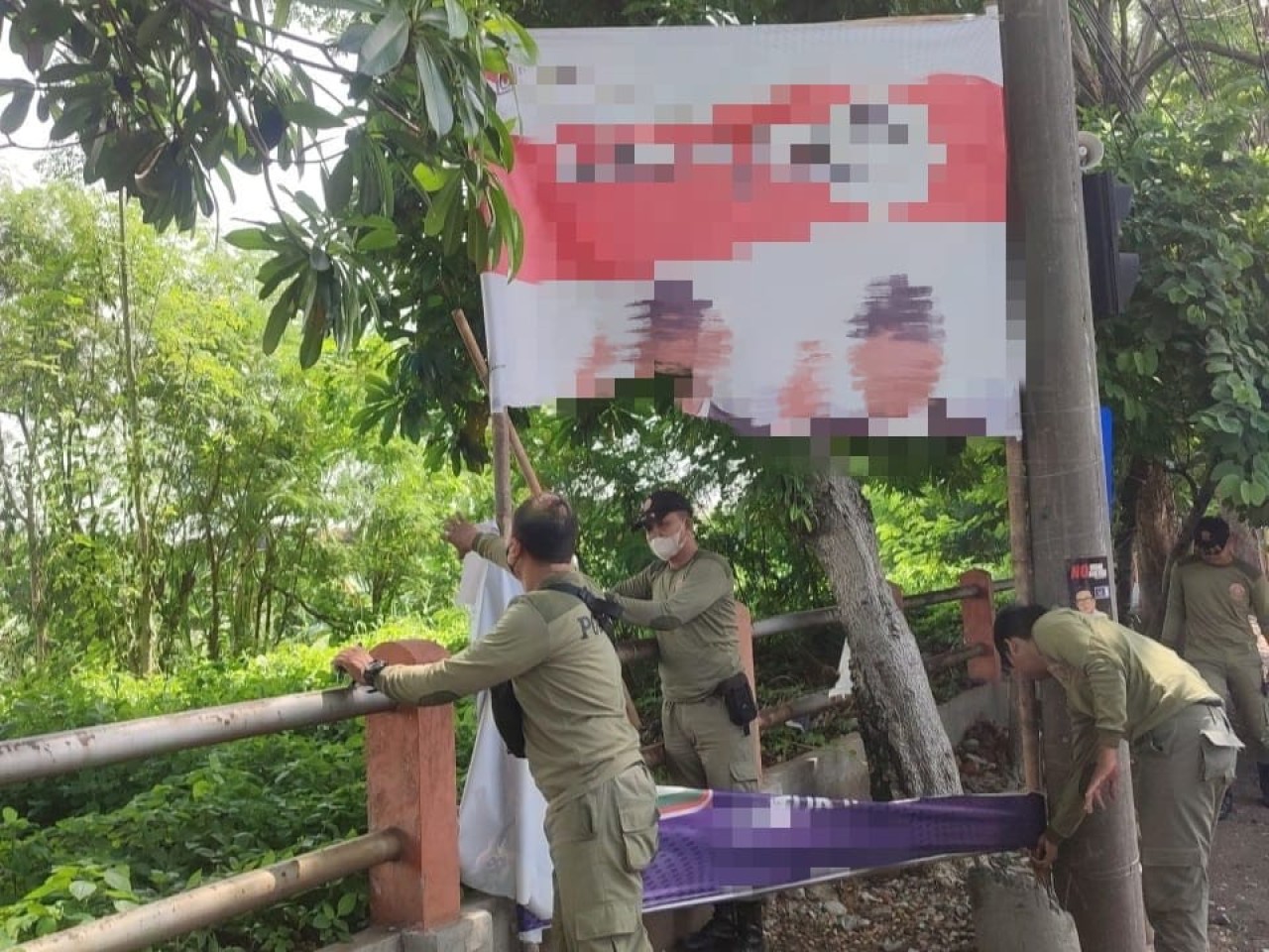 Satpol PP Surabaya Tertibkan APK Langgar Aturan, Kok Baru Bergerak?