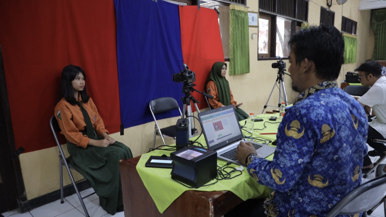 Perekaman e-KTP di sekolah. (Foto : Pemkot Kediri for jatimnow.com)