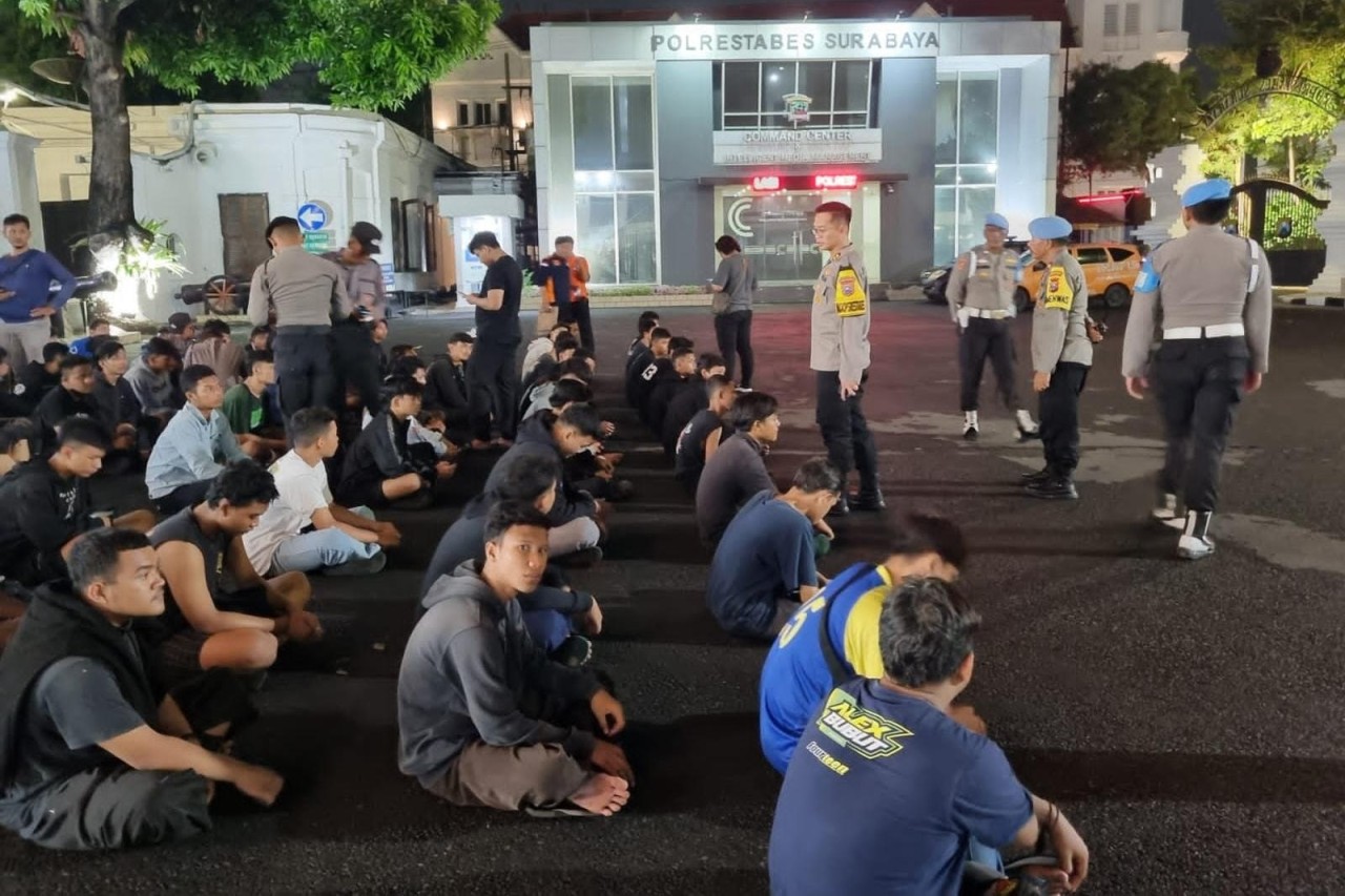 Pemuda dari salah satu perguruan silat saat diamankan polrestabes Surabaya (Foto: Humas Polrestabes Surabaya for jatimnow.com)