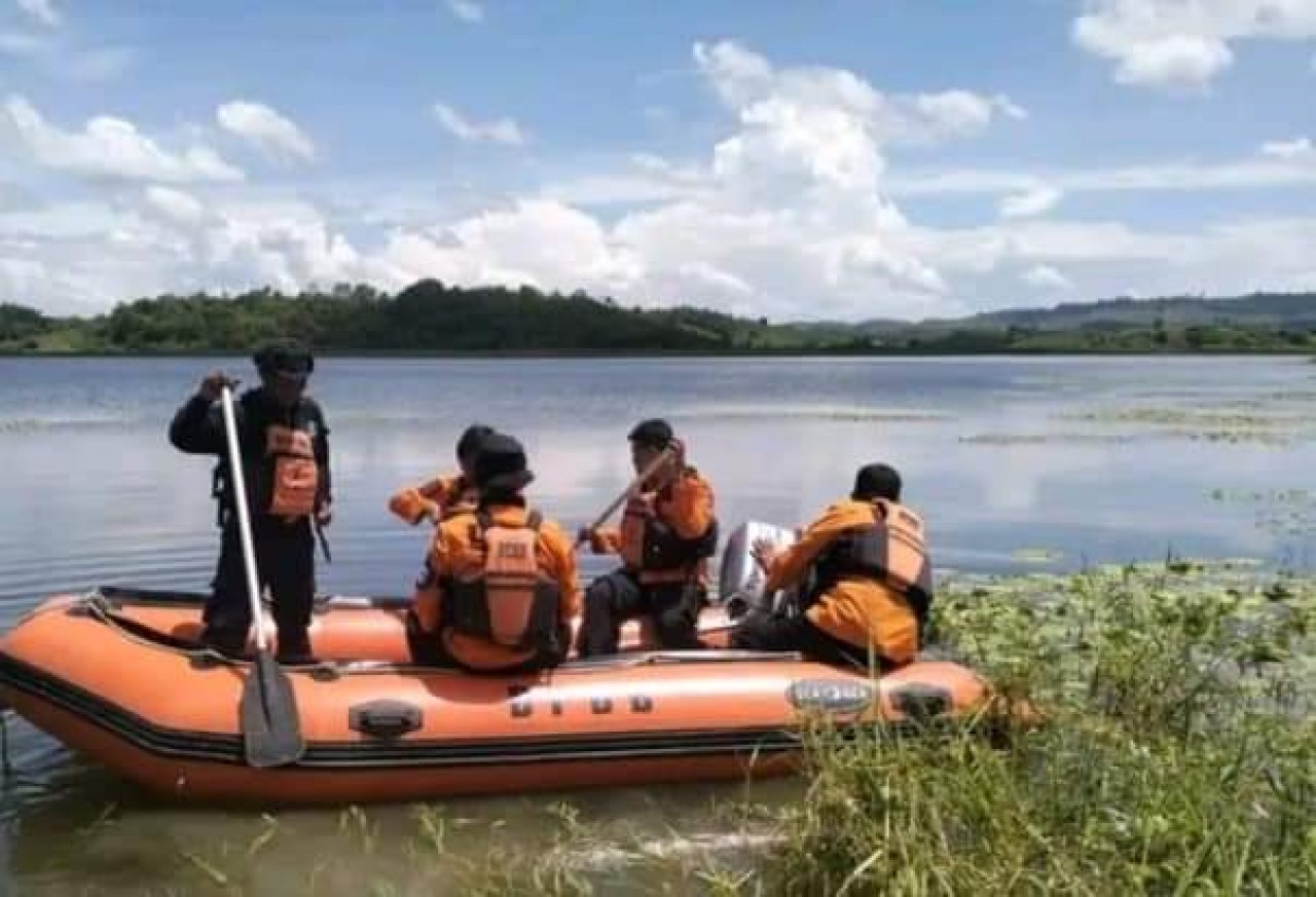 Warga bersama BPBD Bojonegoro saat melakukan pencarian terhadap remaja tenggelam di Waduk pacal (dok istimewa)
