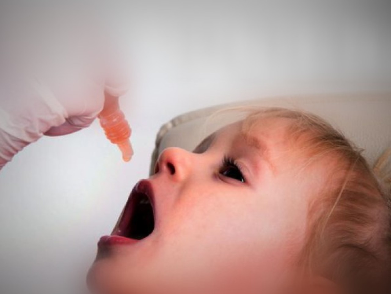Ilustrasi vaksinasi polio anak dengan cara tetes.  (Foto : Website Kemenkes/jatimnow.com)