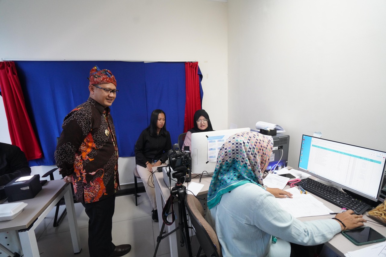 Pj Wali Kota Batu, Aries Agung Paewai saat meninjau layanan e-KTP beberapa waktu lalu. (Foto: Prokopim Pemkot Batu)