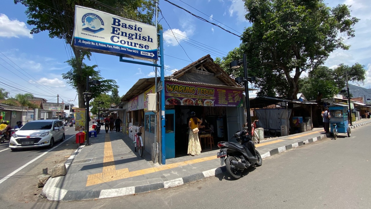 Salah satu warung di sudut Kampung Inggris Pare. (Foto: Yanuar Dedy/jatimnow.com)