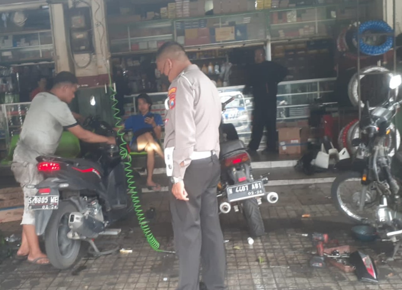 Petugas Satlantas Polresta Malang Kota mendatangi bengkel sepeda motor yang berada di sekitar simpang empat Institut Teknologi Nasional (ITN) Malang. (Foto : Humas Polresta Malang Kota for jatimnow.com)