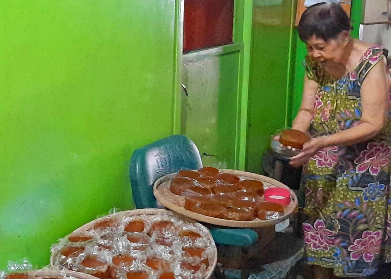 Tok Swie Giok (84) dan kue keranjang buatannya di Jalan Raden Patah Sidoarjo. (Foto: Ahaddiini HM/jatimnow.com)