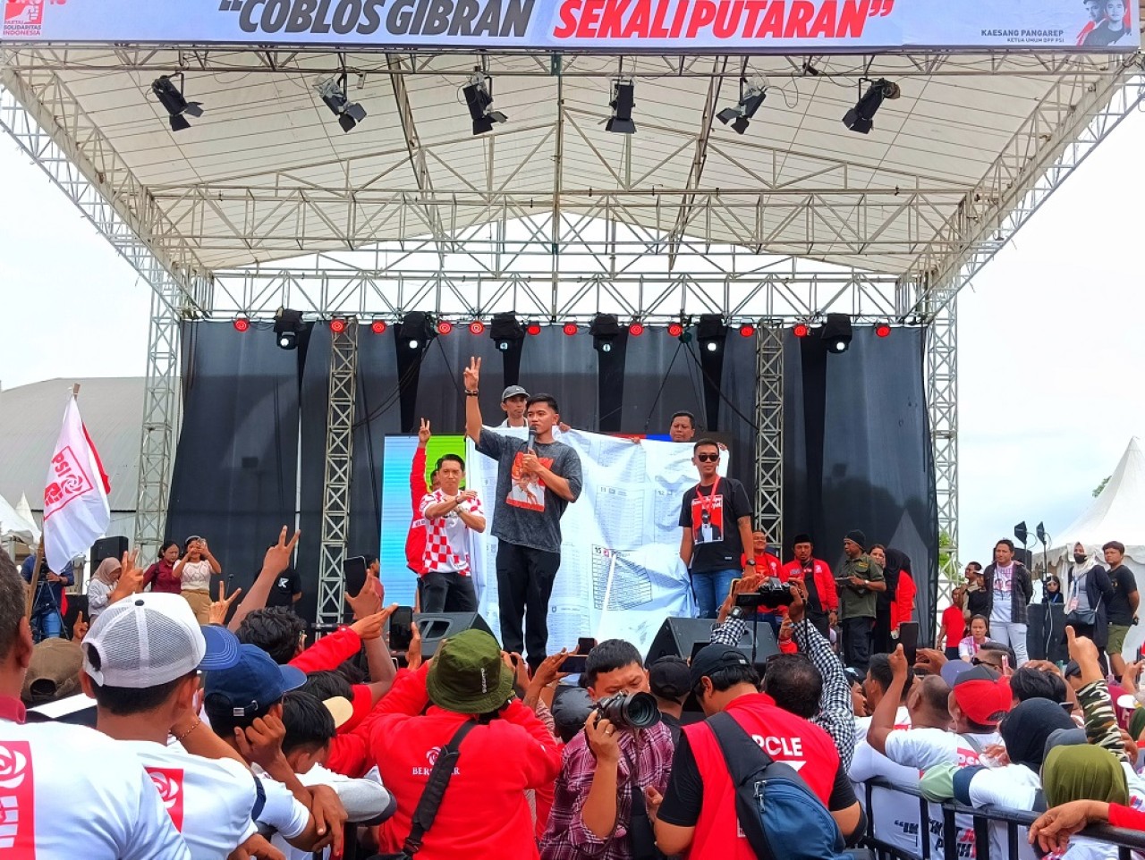 Suasana acara kampanye Partai Solidaritas Indonesia (PSI) di parkir timur GOR Sidoarjo.  (Foto: dok. jatimnow.com)