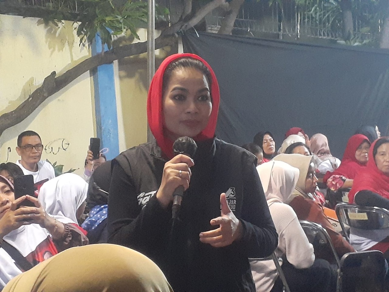 Puti Guntur Soekarno, anggota Komisi X DPR RI saat memberikan sosialisasi beasiswa PIP di wilayah RT 03/RW 13 Kelurahan Mojo, Kecamatan Gubeng, Kota Surabaya. (Foto: Endang Pergiwati/jatimnow.com)