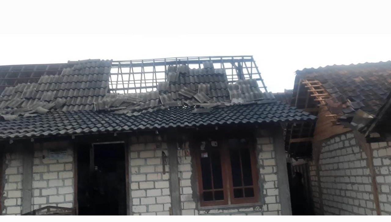Angin Puting Beliung Rusak Puluhan Rumah Warga di Tuban