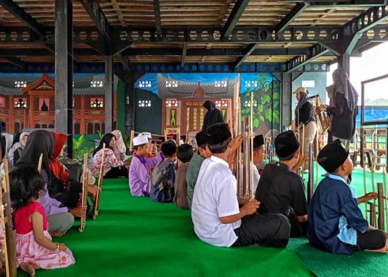 Anak-anak bermain angklung di Ranting Sewu Pandaan, Pasuruan.(Foto: Ahaddiini HM/jatimnow.com)
