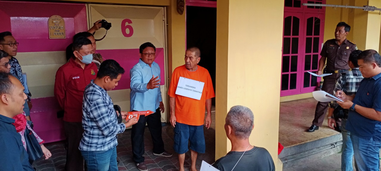 Polisi menggelar rekonstruksi kasus mutilasi istri di rumah pelaku James Loodewyk Tomatala (61) yang berada di Jalan Serayu Nomor 6 RT 2 RW 4 Kelurahan Bunulrejo, Kecamatan Blimbing, Kota Malang. (Foto: Gerhana/jatimnow.com)
