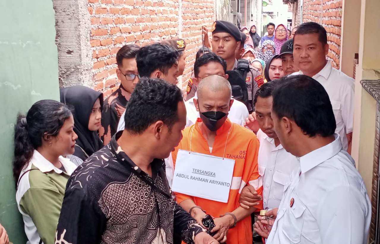 Tersangka Abdul Rahman (44) menjalani rekonstruksi adegan kasus pembunuhan dan mutilasi. (Foto: Gerhana/jatimnow.com)