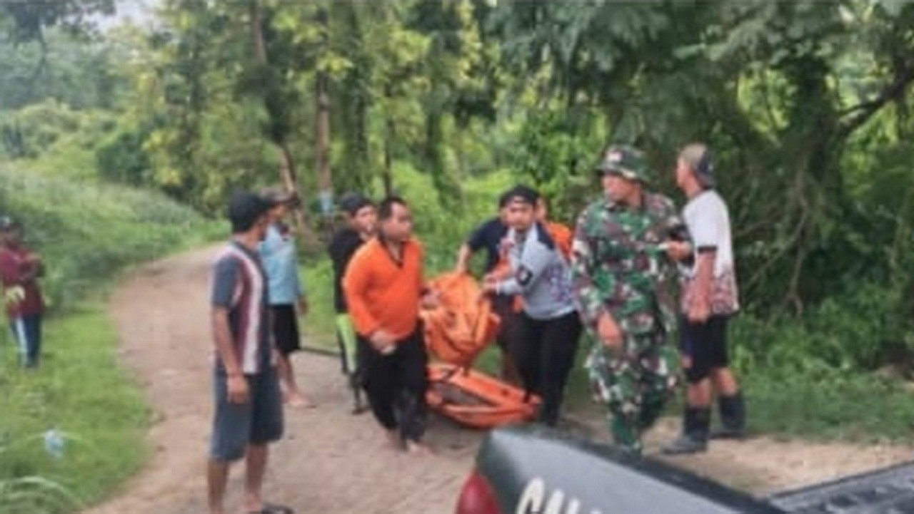 Petugas gabungan dari Polisi, TNI dan BPBD Bojonegoro dibantu warga saat mengevakuasi korban tenggelam (dok Imam for jatimnow.com)