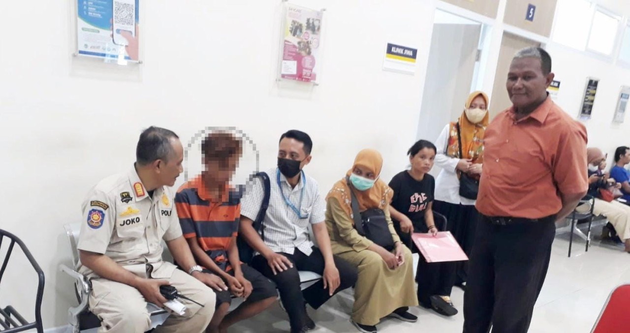remaja yang kecanduan ngelem saat diamankan satpol pp Surabaya (Foto: Humas Satpol PP Surabaya for jatimnow.com)