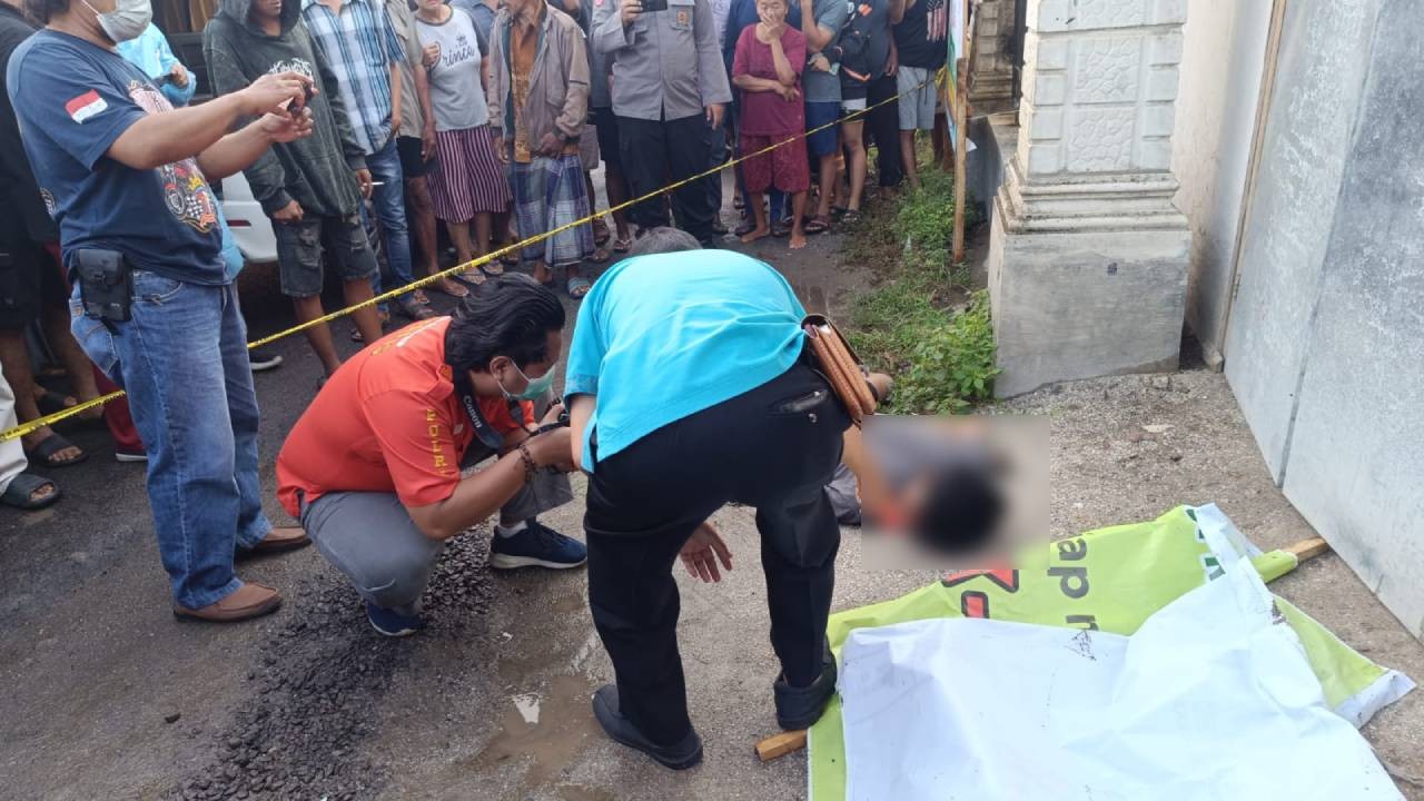 Polisi saat melakukan olah TKP di lokasi temuan jenazah remaja di Tulungagung. (Foto: Dok Polres Tulungagung for jatimnow.com).