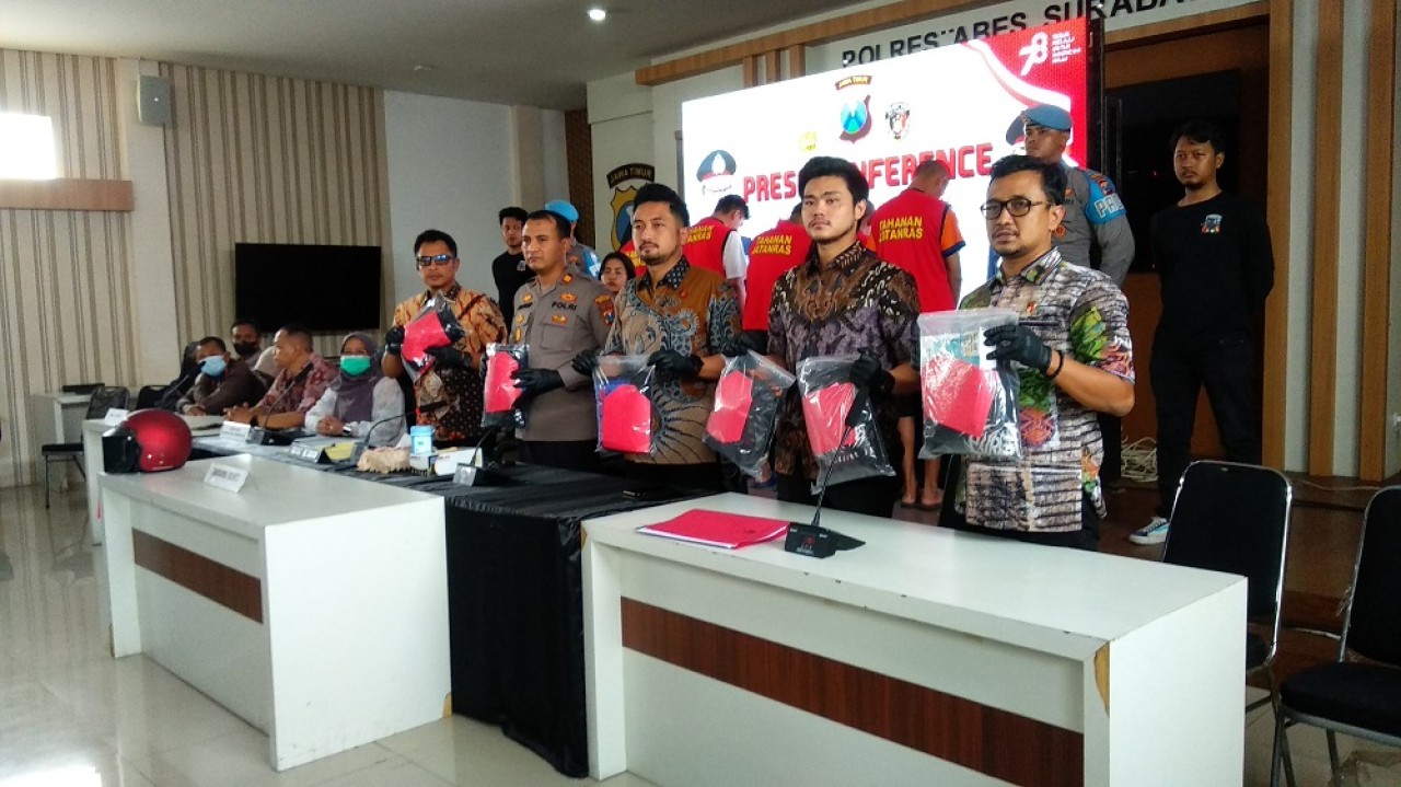 Tiga dari enam pelaku pengeroyokan di Jalan Tunjungan dihadirkan saat press rilis di Polrestabes Surabaya. (Foto: Haryo Agus/jatimnow.com)