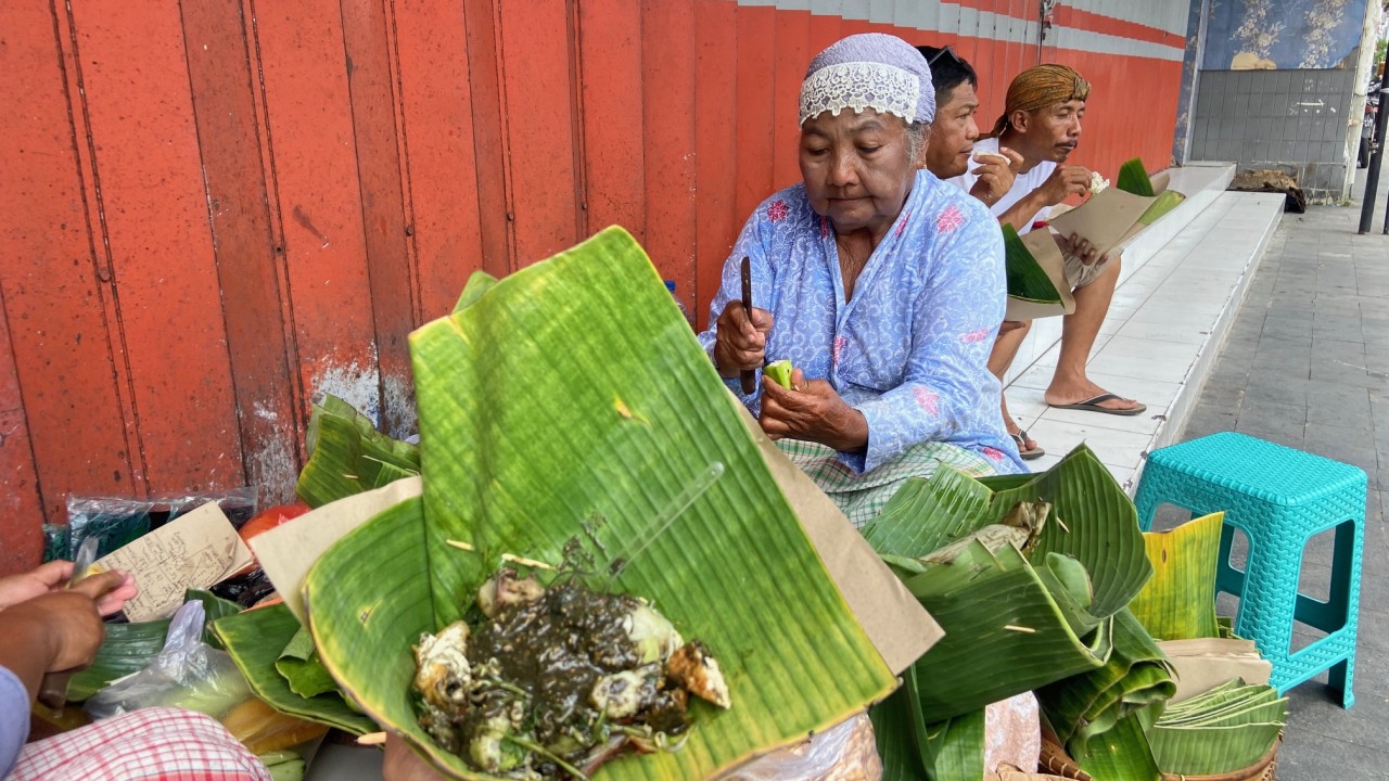 Siti Fatimah saat meracik rujak cingur di Jalan Dhoho Kediri. (Foto: Yanuar Dedy)