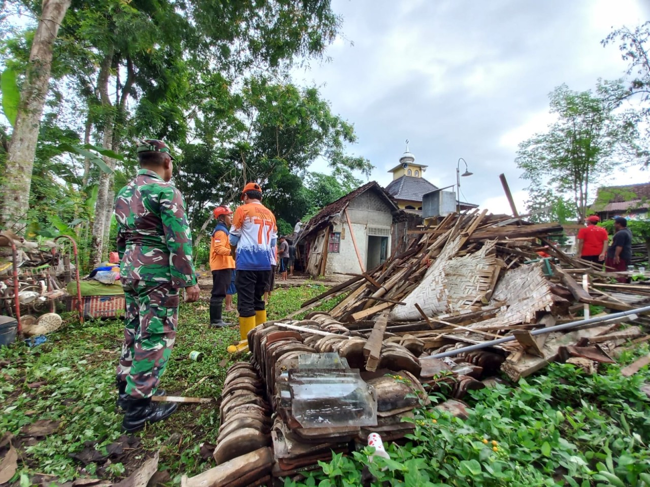 Petugas bergotong royong membersihkan material rumah roboh. (Foto: Dok BPBD Trenggalek for jatimnow.com)