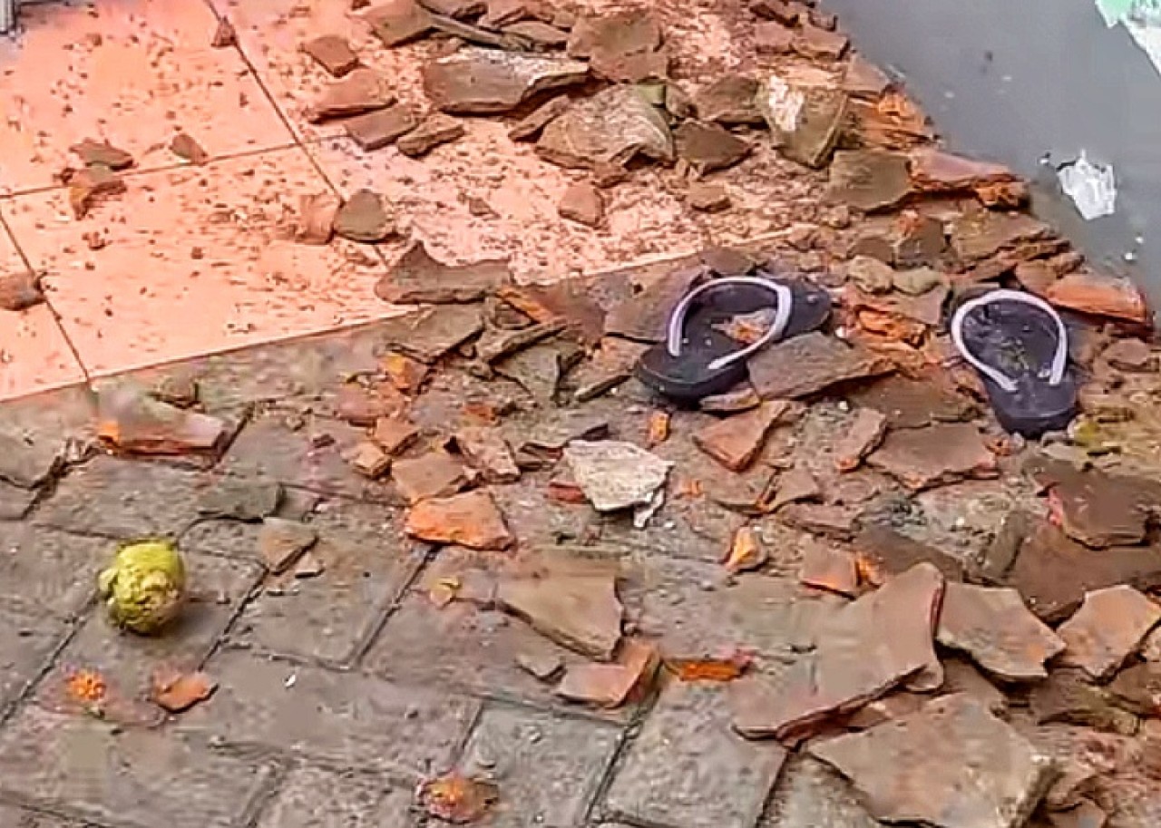 Pecahan genting yang dilemparkan ke rumah Najunda Duhita warga RT 07/RW 02 Desa Sidodadi, Kecamatan Taman. (Foto: TikTok Najunda Duhita for jatimnow.com)