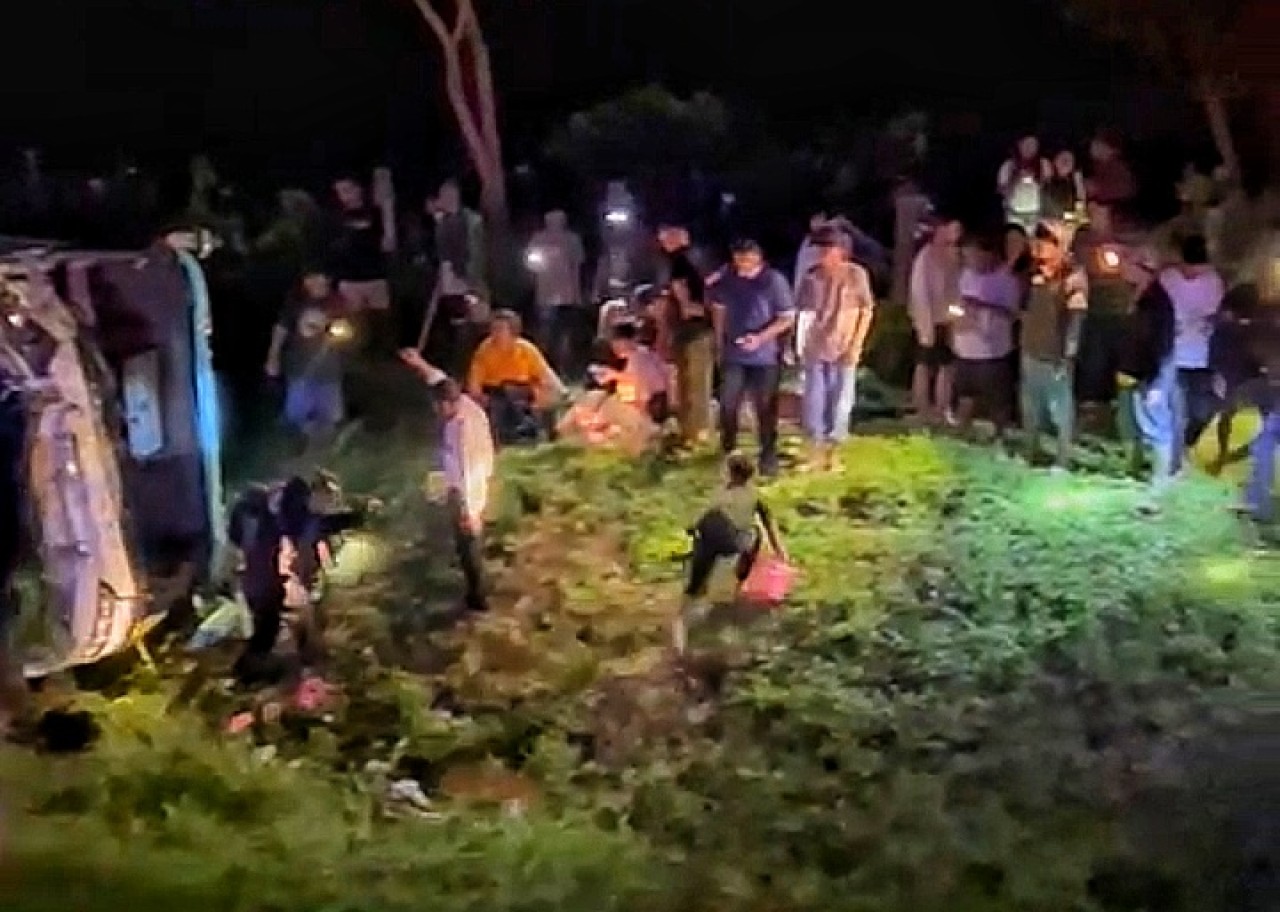 Bus Pratama Putra yang ditumpangi rombongan SMAN 1 Sidoarjo ringsek saat evakuasi kecelakaan di Tol Solo-Kertosono dekat exit tol Ngawi, Kamis malam (18/01/2024). (Foto: tangkapan layar)