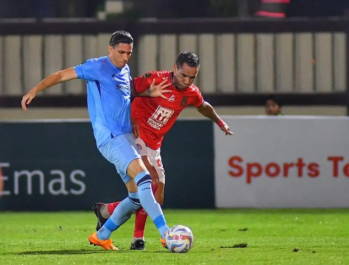 Jonny Campbell (biru) saat berduel dengan striker Malut United Wilson (merah). (Foto: FB Jonathan Campbell)