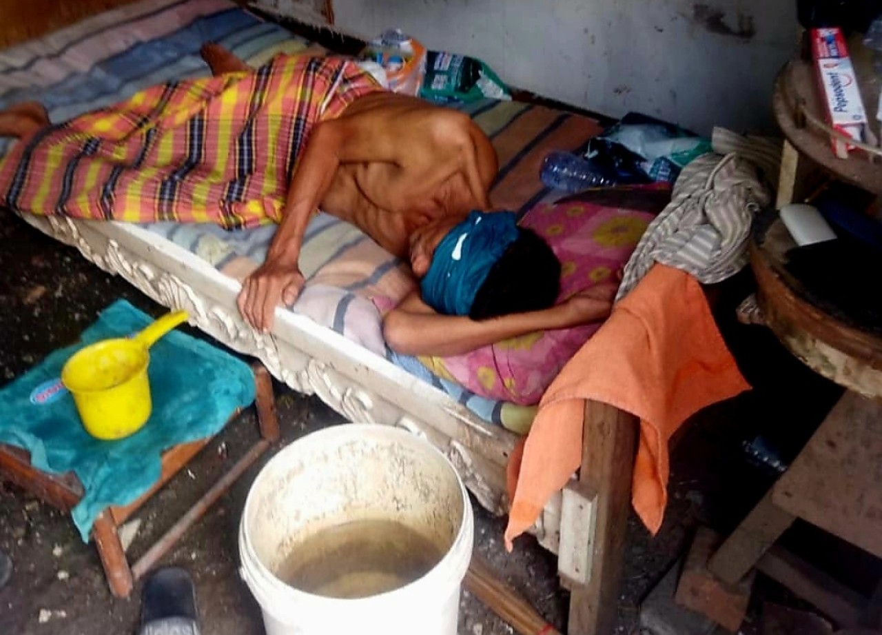 Sodikin saat tidur di kandang ayam di kawasan Kapas Gading Madya, Kecamatan Tambaksari, Surabaya (dok.jatimnow.com)