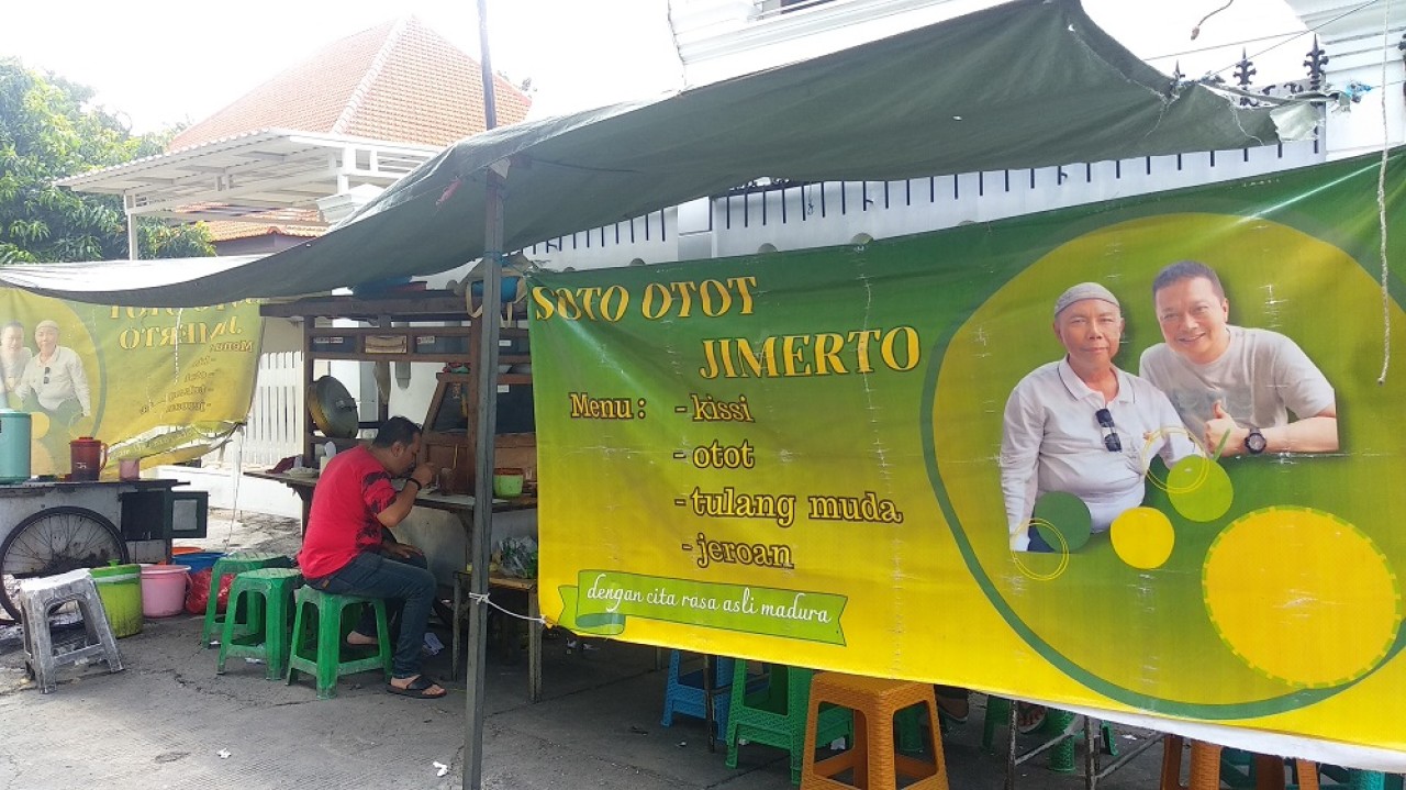 Warung Soto Otot Jimerto di Surabaya yang tak pernah sepi pembeli. (Foto: Haryo Agus/jatimnow.com)