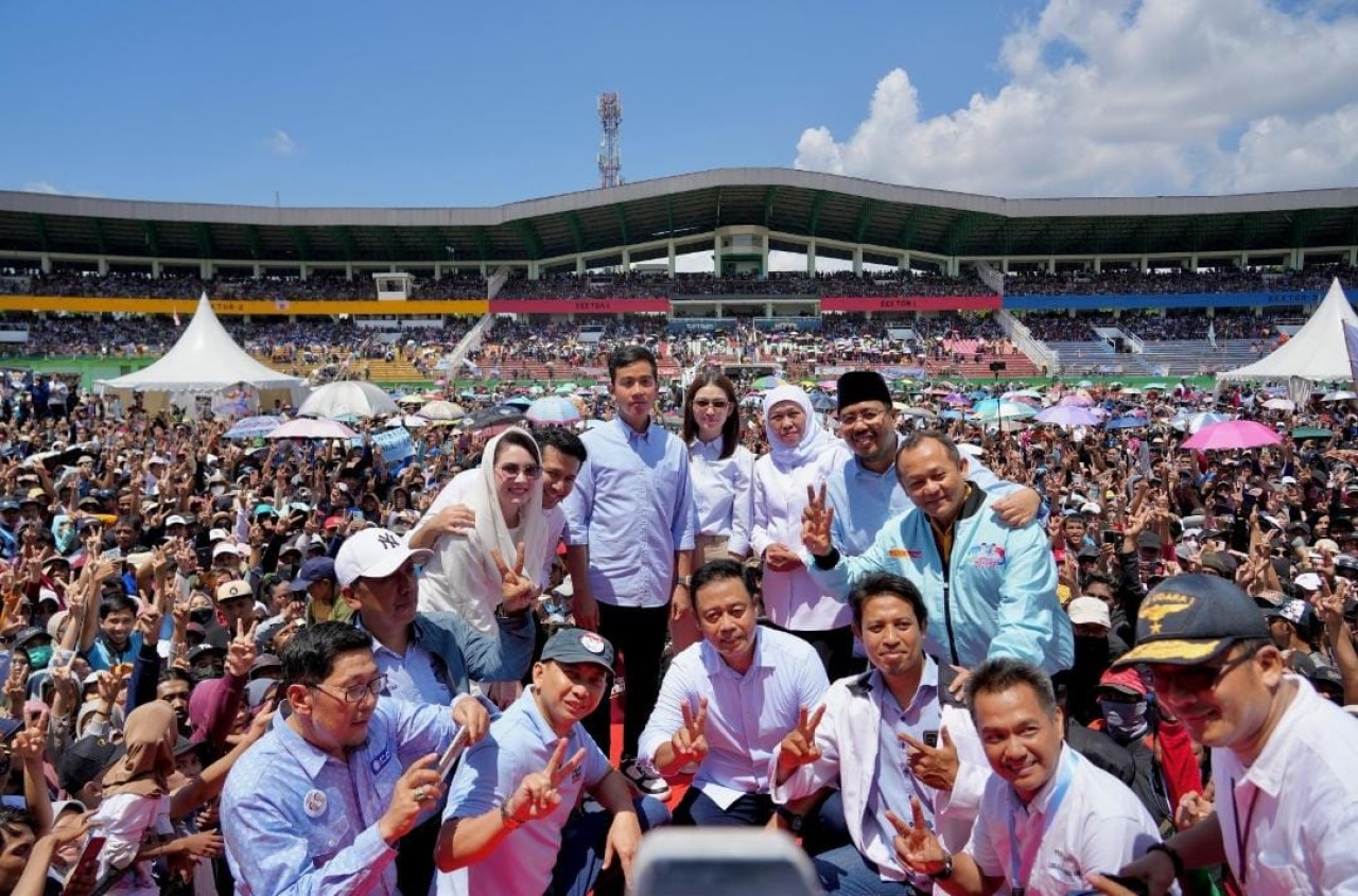 Anwar Sadad bersama Cawapres Gibran, Khofifah Indar Parawansa, dan Emil Elestianto Dardak di HUT SPSI (foto: Faiq for jatimnow.com)