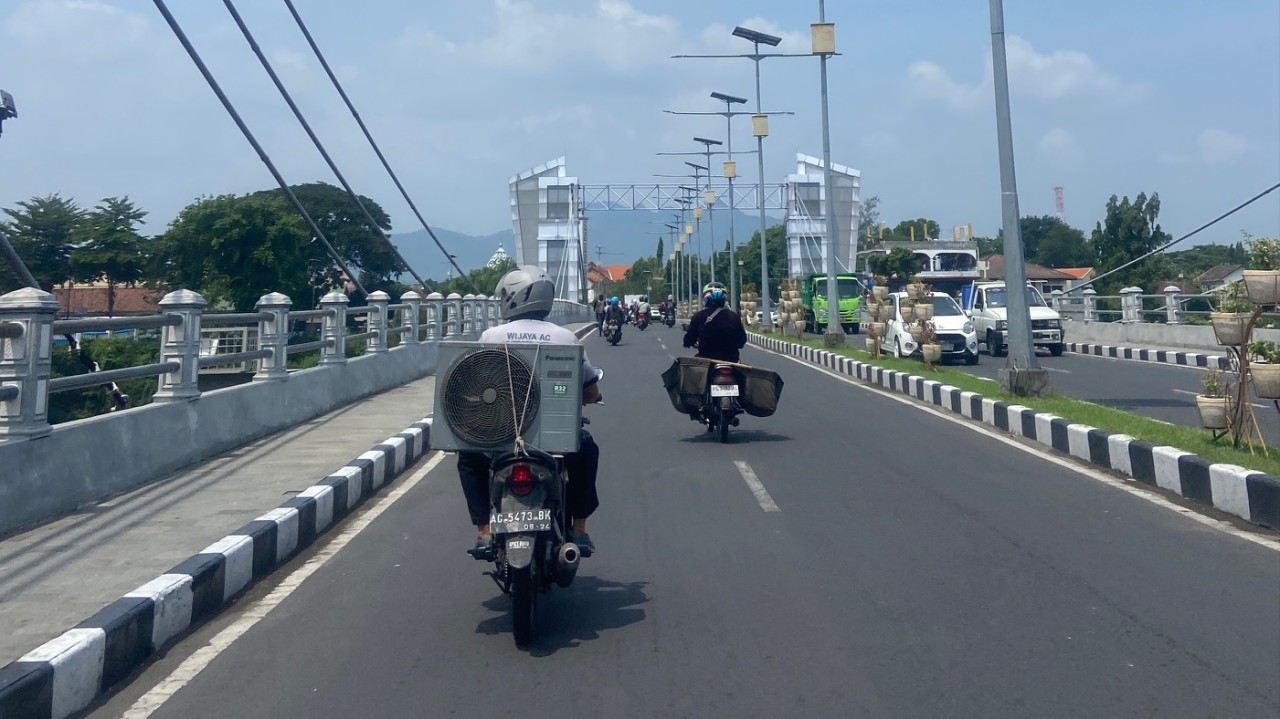 Lalu lintas di Jembatan Brawijaya Kota Kediri. (Foto: Yanuar Dedy/jatimnow.com)