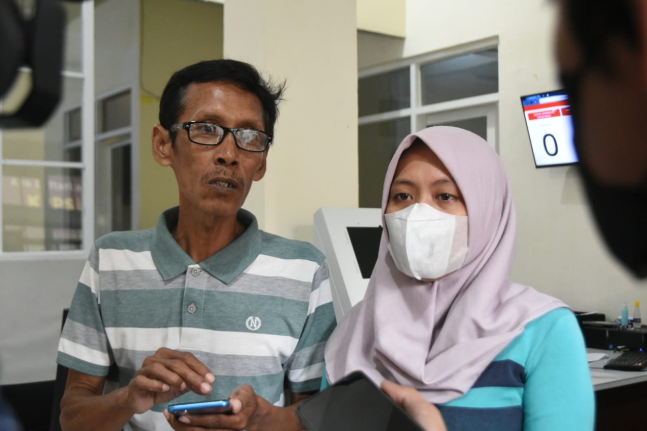 Suhartono (kiri), keluarga Sodikin yang tinggal di Kandang Ayam di Kapas Gading Madya Surabaya (foto: Pemkot Surabaya for jatimnow.com)