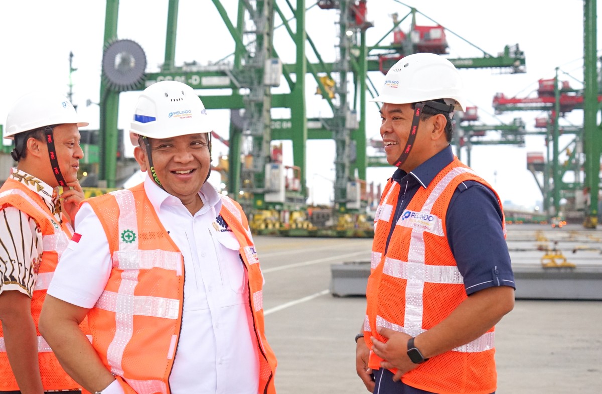 Wamenaker Afriansyah Noor (kiri) bersama Dirut TTL David P. Sirait (kanan) saat berkunjung ke TTL. (Foto: Humas TTL/jatimnow.com)