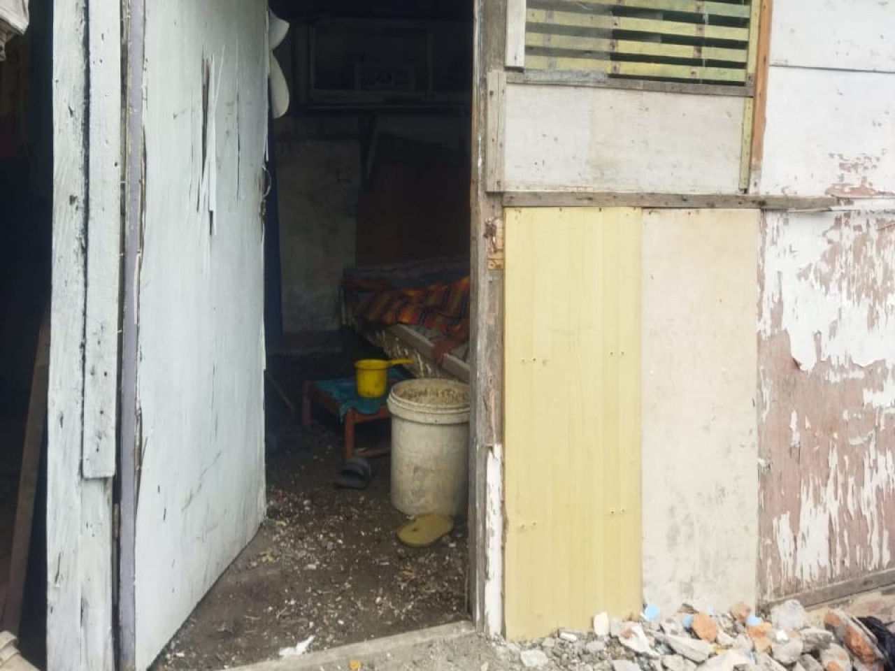 Sodikin tidur dalam kandang ayam di Kapas Gading Madya karena diusir anaknya. (Foto-foto: Angga for jatimnow.com)