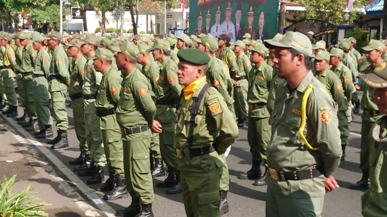 Linmas di Tulungagung saat mengikuti apel kesiapan pemilu. (Foto: Bramanta Pamungkas/jatimnow.com)