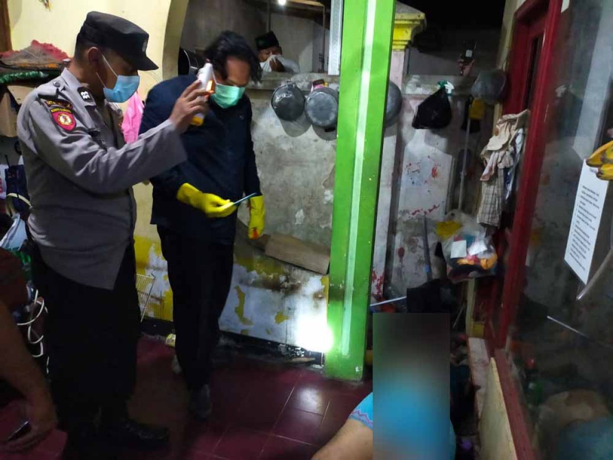 Polisi saat berada di lokasi kejadian penemuan mayat 2 wanita. (Foto: Bramanta Pamungkas/jatimnow.com)