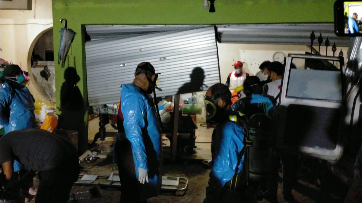 Polisi saat berada di lokasi kejadian. (Foto: Bramanta Pamungkas/jatimnow.com)