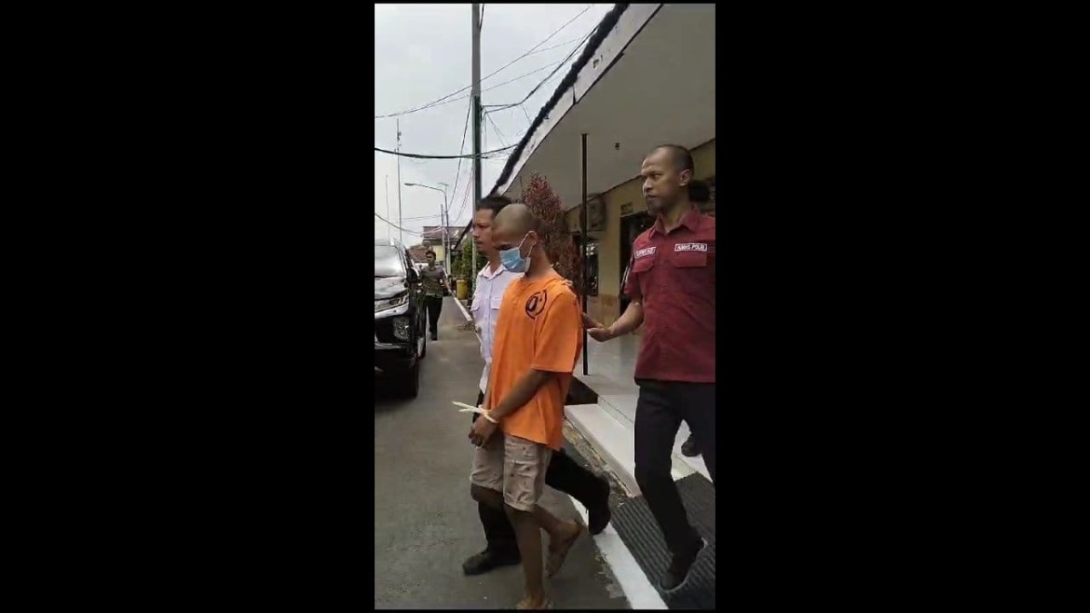 Tersangka saat dikeler petugas. (Foto: Bramanta Pamungkas/jatimnow.com)