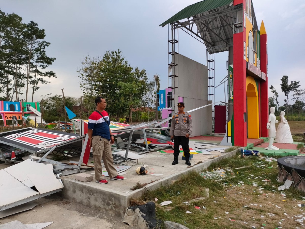 Bangunan di Tempat Wisata Tulungagung Ambruk Diterjang Angin Kencang